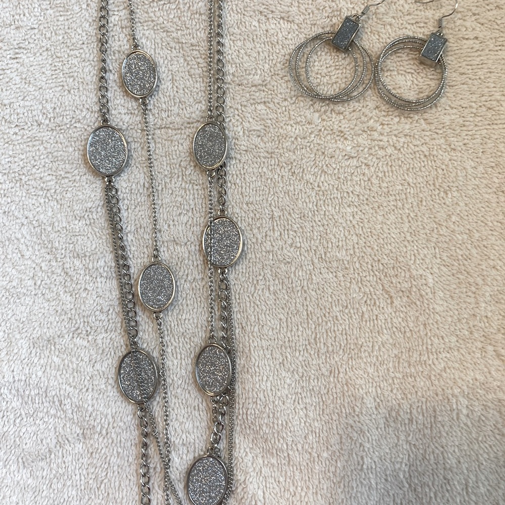 Beautiful silver sparkle necklace & earrings. Set worn one time, excellent cond